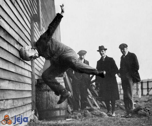 Test kasku futbolowego 1912 r.