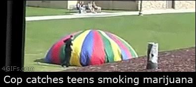 Policjant łapie nastolatków na paleniu marihuany