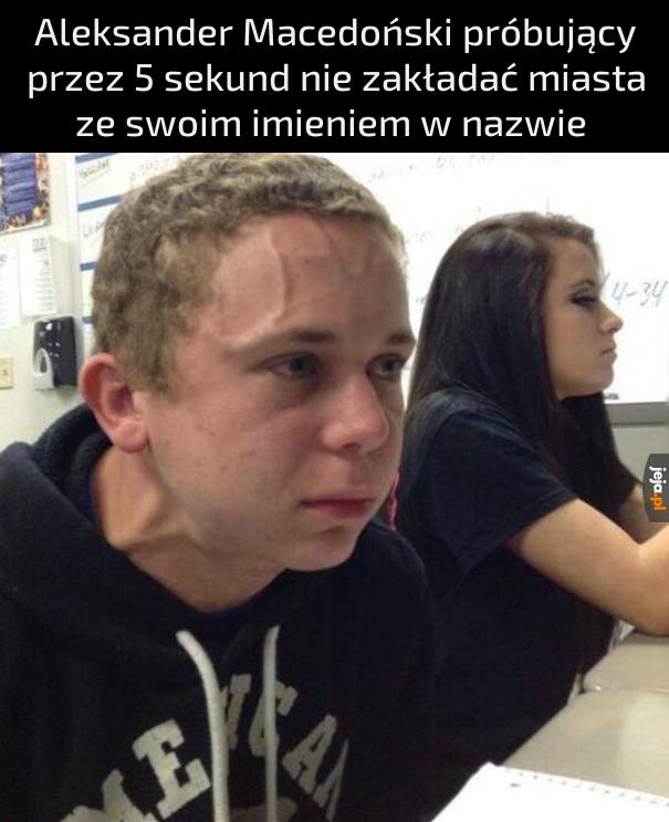 Ego takie duże, że odbija je kolanem