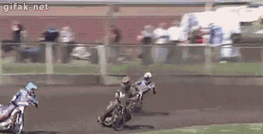 Ten motocykl oszalał! Czy na trybunach jest egzorcysta?