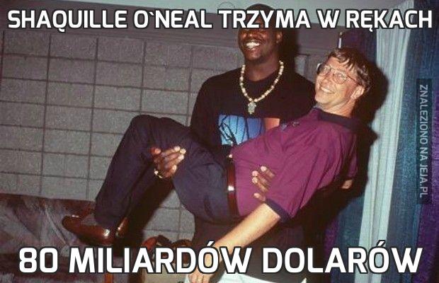 Shaquille O'Neal trzyma w rękach