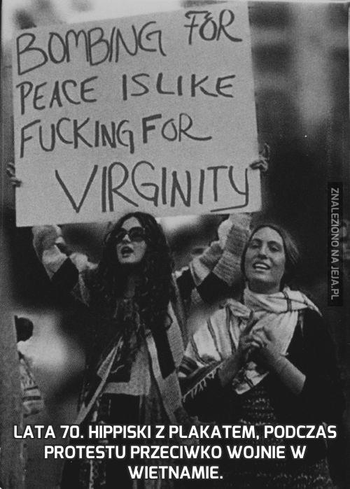 Lata 70. Hippiski z plakatem, podczas protestu przeciwko wojnie w Wietnamie.