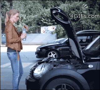 Gdy kobieta uzupełnia olej w samochodzie