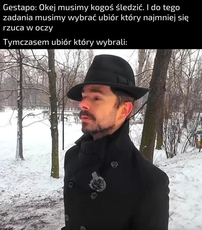 I to jeszcze jako jedyny w takim stroju po ulicy chodzi.