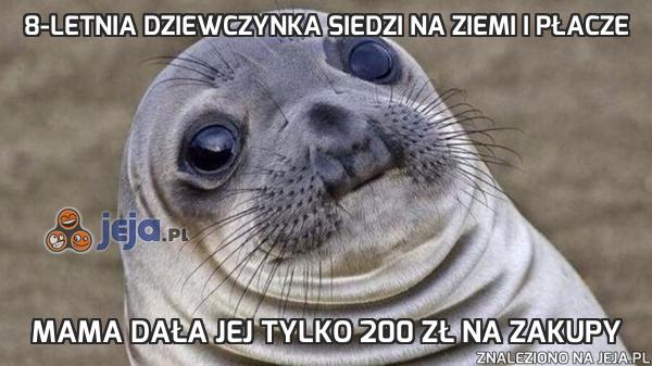 8-letnia dziewczynka siedzi na ziemi i płacze