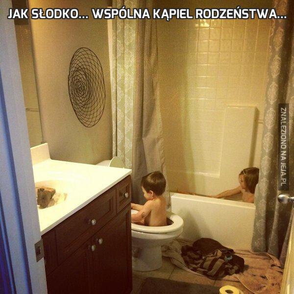 Jak słodko... Wspólna kąpiel rodzeństwa...