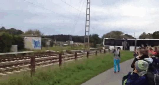 Autobus uwięziony na torach