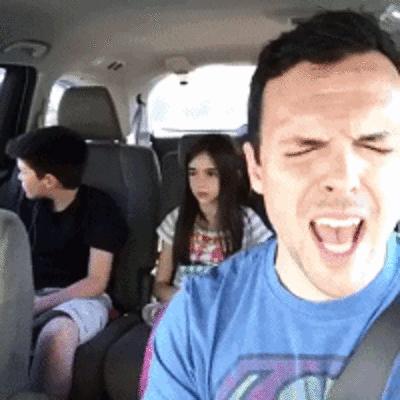 Gdy tata zaczyna śpiewać w samochodzie...
