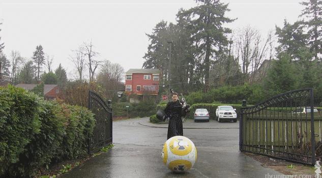 Kylo Ren na BB-8, grający na płonących dudach w deszczu