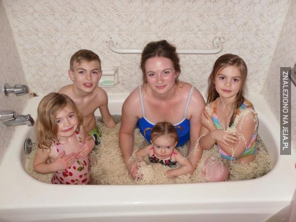 Nie ma to jak rodzinna kąpiel w makaronie