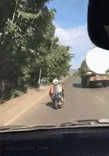Czemu ten skuter jedzie tyłem... Ah, okej!