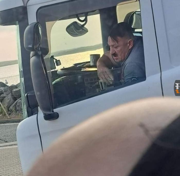 Wygląda na tak zmęczonego, jakby przejechał prawie całą Europę
