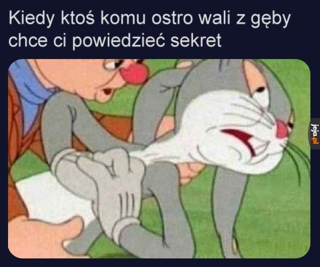 Czy to bagietka czosnkowa zagryzana śmieciami z kubła?