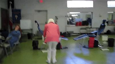 90 latka robi podwójnego backflipa
