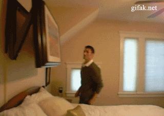 Telewizor nad łóżkiem