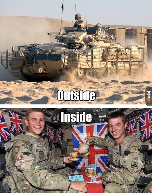 Brytyjski czołg na zewnątrz i w środku