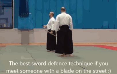 Jak reagować na gościa z mieczem