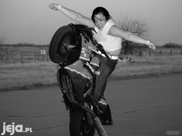 Mosh Girl na motorze