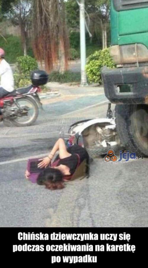 Chińska dziewczynka po wypadku