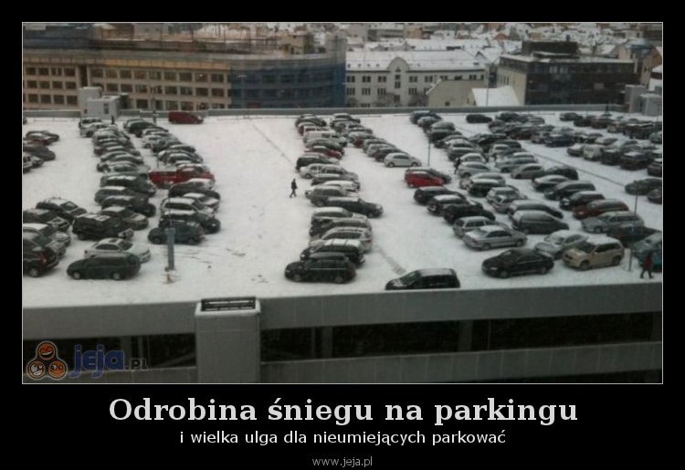 Odrobina śniegu na parkingu
