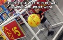 Bardzo chciał mieć tę piłkę, więc pomogłem mu po nią wejść