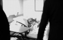 Młoda para odwiedza babcię w szpitalu