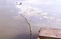 Chłopak przebija się przez zamarznięte jezioro, żeby ocalić tonącego psa