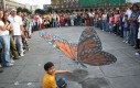 Iluzja na chodniku - motyl
