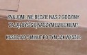 A potem wyskakuje z balkonu prosto do zamkniętego samochodu w czasie upału