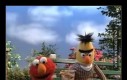 Bert i Elmo w punkcie wydawania jedzenia czekają na bezrobotnych