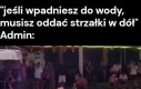 To mógł być jego pierwszy kontakt z wodą w życiu