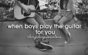 Kiedy chłopcy grają na gitarze