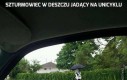 Szturmowiec w deszczu jadący na unicyklu