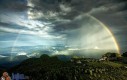 Niesamowita tęcza na niebie nad rumuńskimi Karpatami