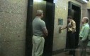 Niespodziewany gość w windzie
