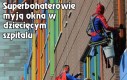 Superbohaterowie myją okna w dziecięcym szpitalu