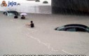 Po co parasol w trakcie powodzi?