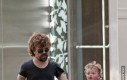 Tyrion Lannister ze swoją lewitującą córeczką
