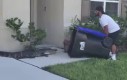 Człowiek z Florydy łapie aligatora