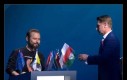 Twój Stary kupujący pamiątki na straganie nad Bałtykiem
