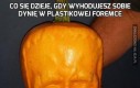 Co się dzieje, gdy wyhodujesz sobie dynię w plastikowej foremce