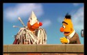 Bert prosi Erniego, by przyjął go do Ku Klux Klanu