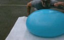 Rozrywanie balona z wodą