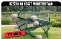 377 koła na rzeźbę, która wygląda jakby ktoś wjechał w płot