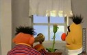 Ernie i gra na trąbce