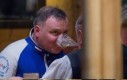 Ta pani po prawej coś mizernie wygląda