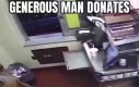 Wspaniałomyślny człowiek oddaje swoje pieniądze McDonaldowi