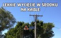 Lekkie wycięcie w środku na kable