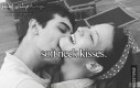 Delikatne pocałunki w szyję