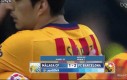 Messi szybko oddaje koszulkę fanowi, który wbiegł na boisko